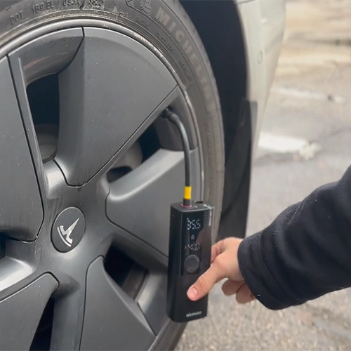 a mn using airomoto to inflate his car tire