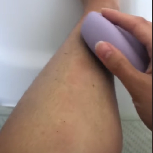 woman rubbing the product in her leg